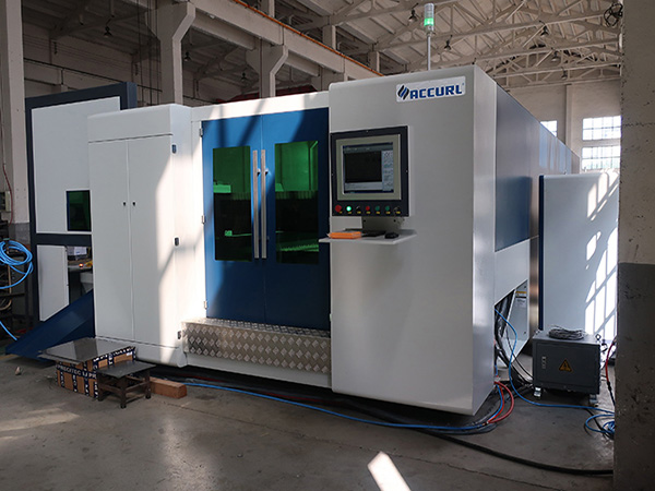 具有双托盘交换装置的3000W光纤激光切割机